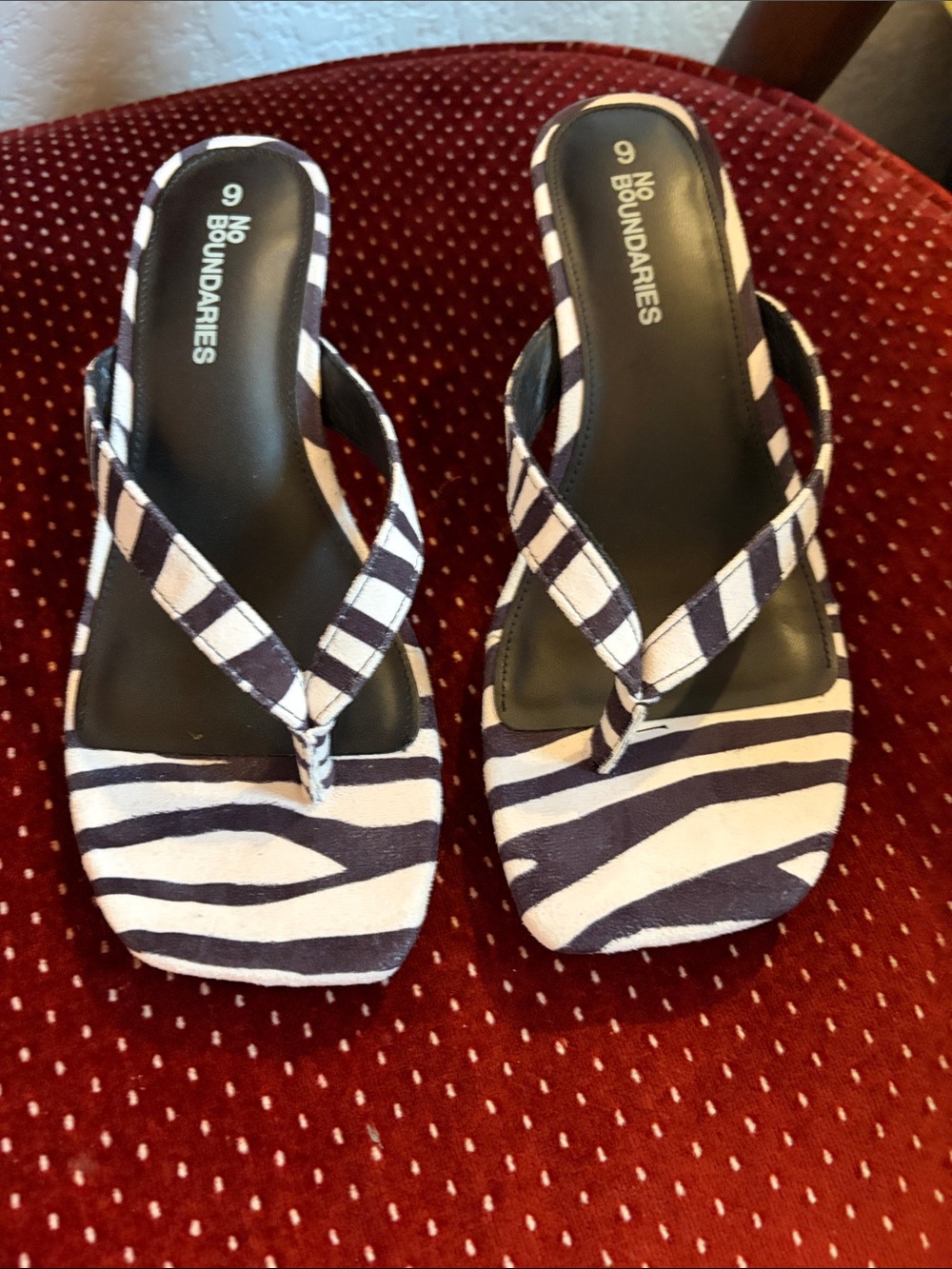 No Boundaries Black and White Striped Women’s Flip Sandals